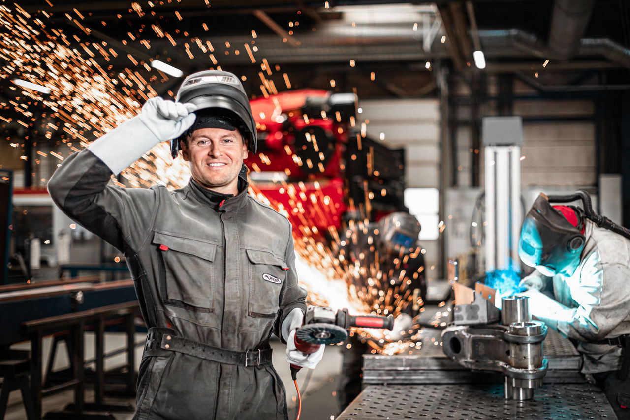 Einblick in die Arbeit eines PALFINGER-Mitarbeiters, der sich mit Begeisterung seiner Arbeit widmet.