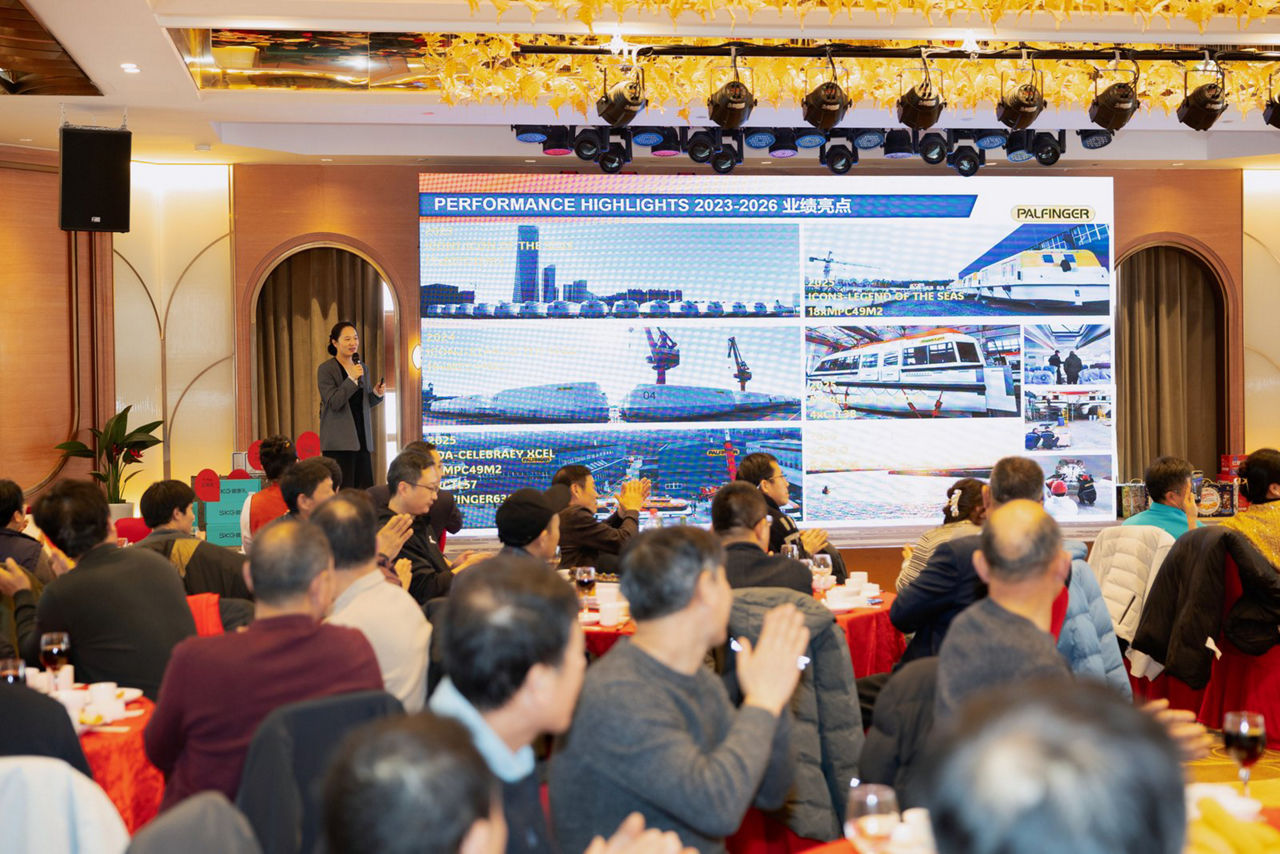 Lv Wenhui is doing a presentation at the production site in Qingdao