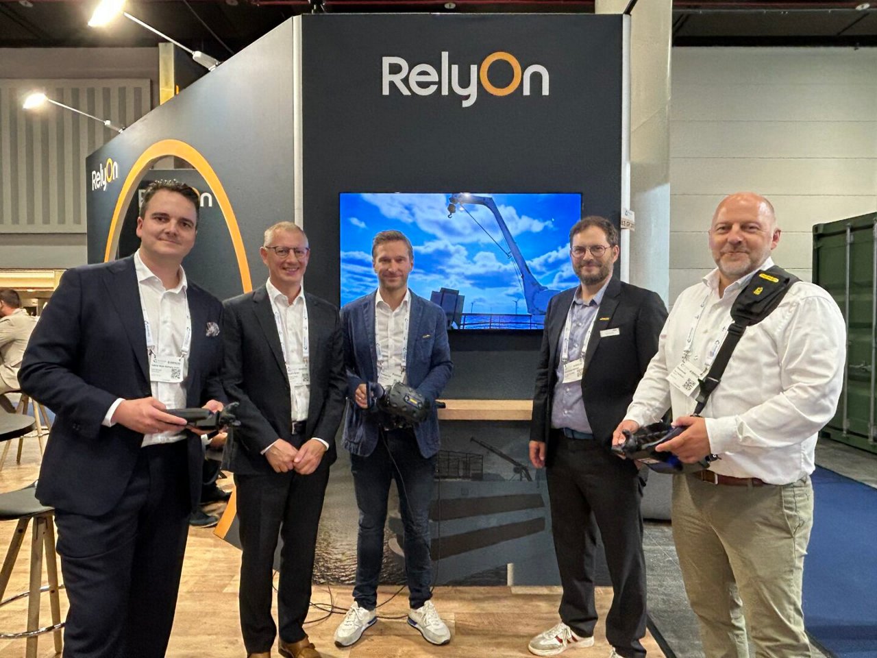 The symbolic handover of a PALFINGER VR1 training simulator at WindEnergy Hamburg (from left to right): Lars Brenne, Managing Director Central Europe RelyOn; Torben Harring, CEO RelyOn; Hubert Wallner, Head of Digital Product Line PALFINGER; Klaus Schreiber, VP Sales & Service PALFINGER MARINE; Per Christoffersen, Crane Specialist RelyOn.