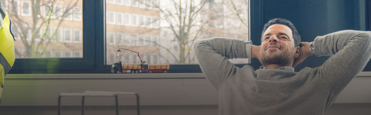 Un homme qui se détend