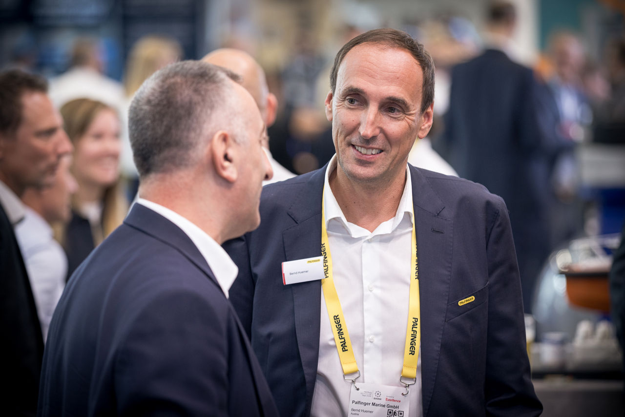 Exchanges at the PALFINGER booth