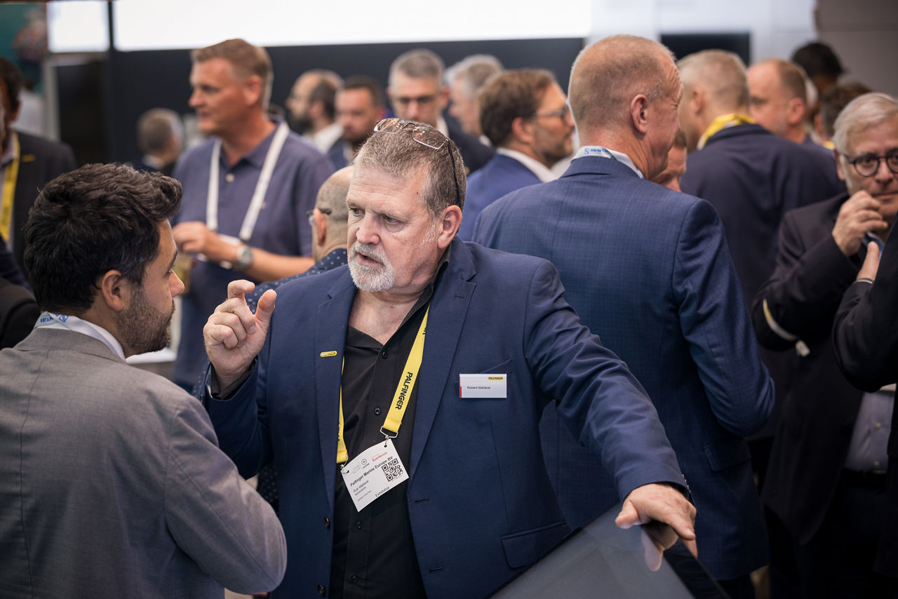 Exchanges at the PALFINGER booth