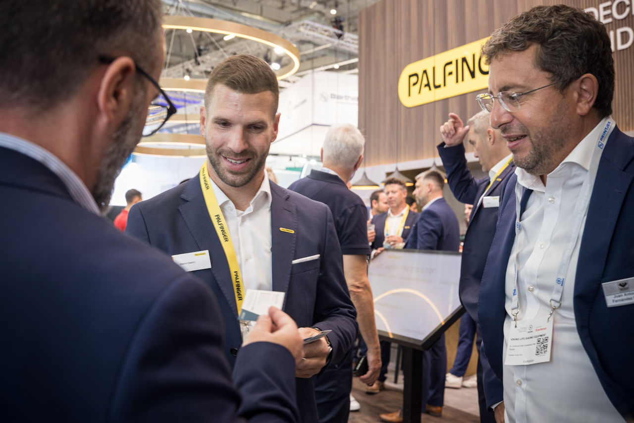 Gaining new contacts at the PALFINGER booth
