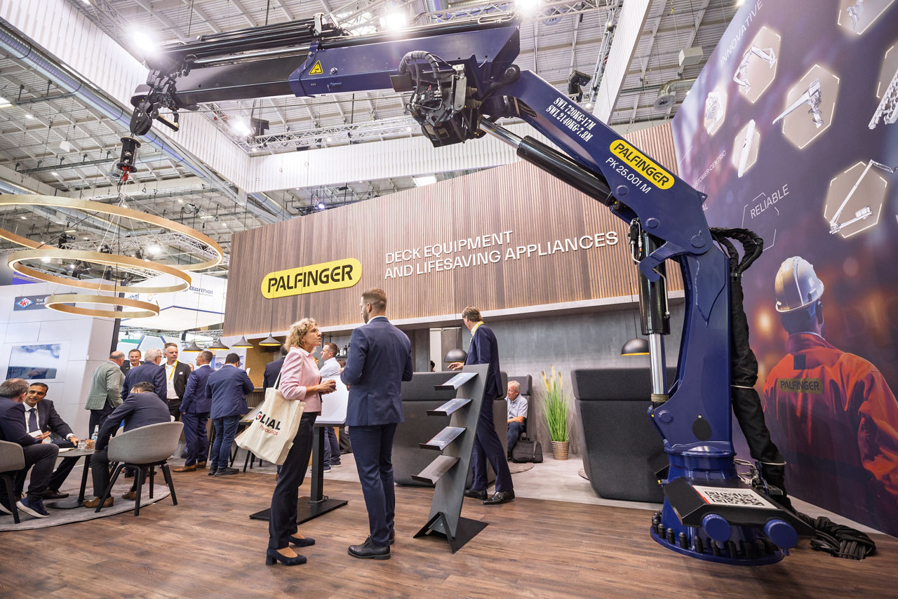 The PK 25.001 M crane and the PALFINGER booth