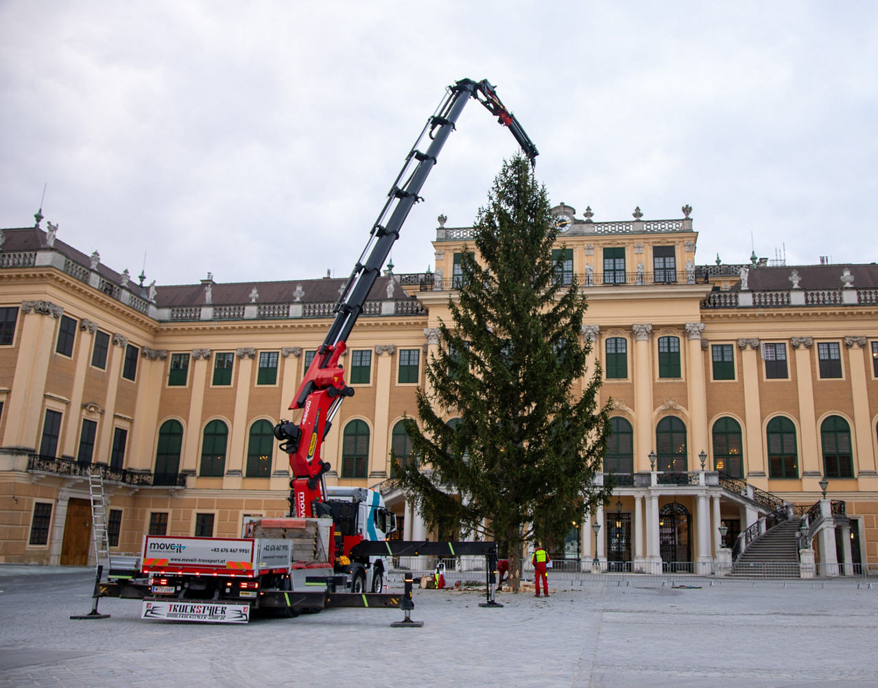 Am 20. Oktober unterstützte ein PALFINGER PK 135.002 TEC 7 das Aufstellen des traditionellen 22 Meter Weihnachtsbaums und des 12 Meter Weihnachtssterns im Ehrenhof von Schloss Schönbrunn. Der Einsatz verbindet einen festlichen Wiener Brauch mit der Präzision und Leistungsfähigkeit der PALFINGER TEC-Ladekranfamilie.
