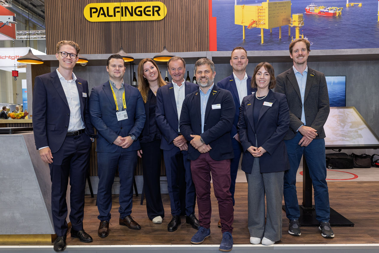 The PALFINGER Team at the booth in Hamburg