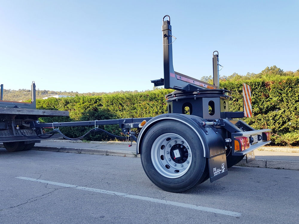 PST100 single-axle trailer in front of a green hedge