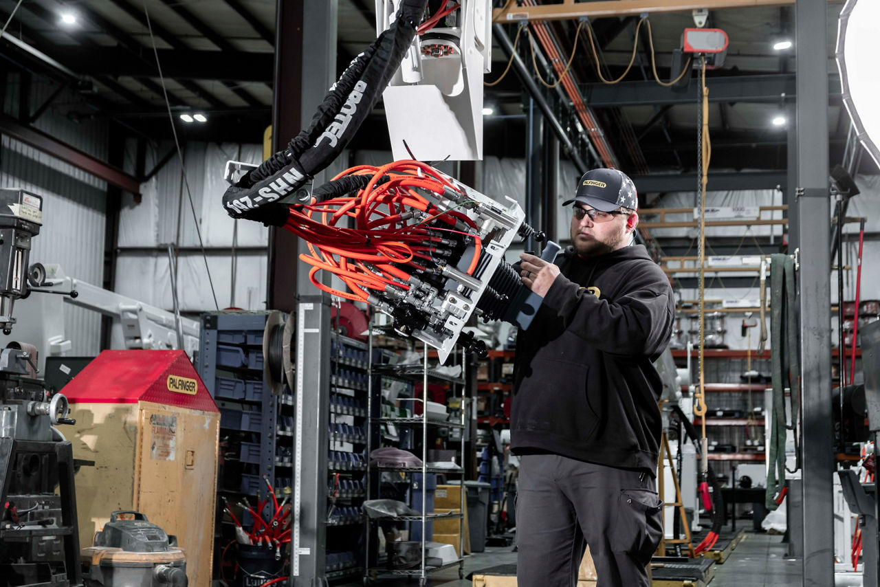 Imagen de un trabajador de PALFINGER dedicado a su trabajo con entusiasmo