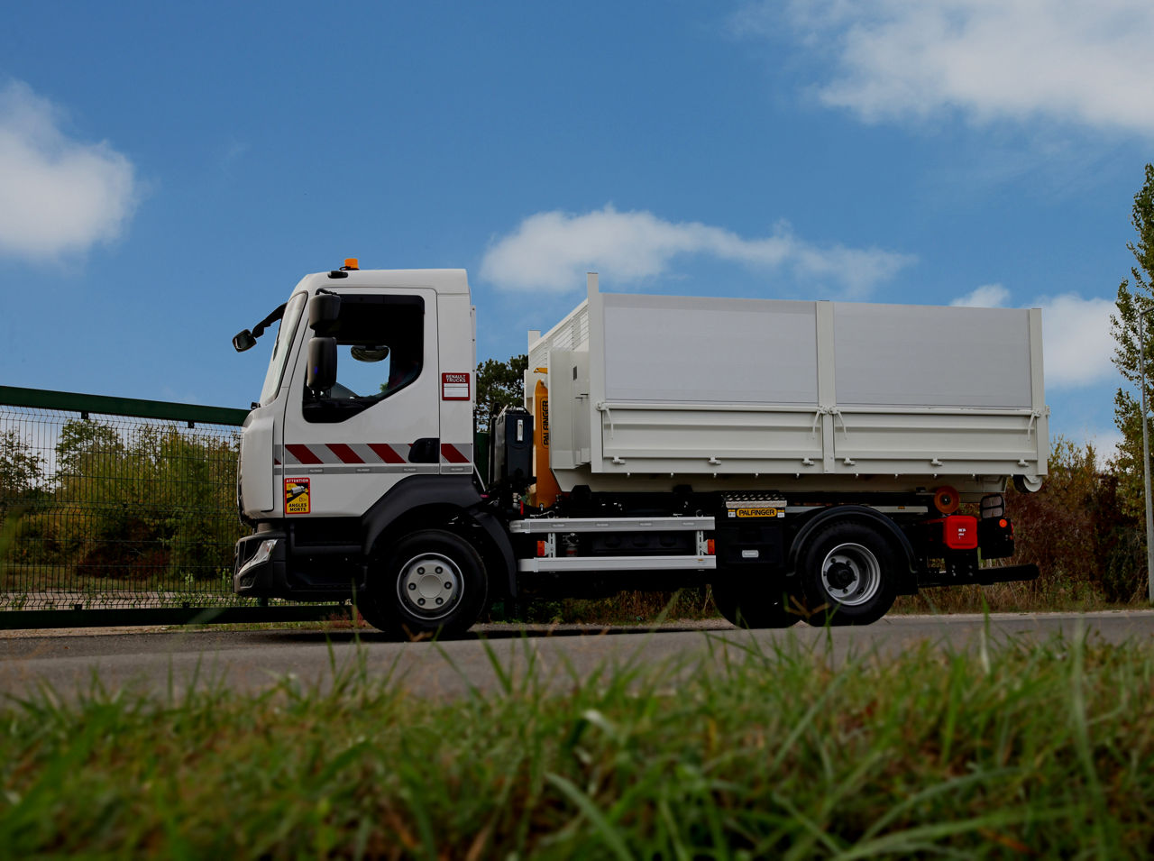 Abrollkipper mit Container von PALFINGER