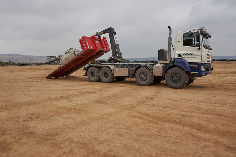 Nach Tagebau Garzweiler nun 2 PALFINGER Abrollkipper in Hambach im Dauereinsatz