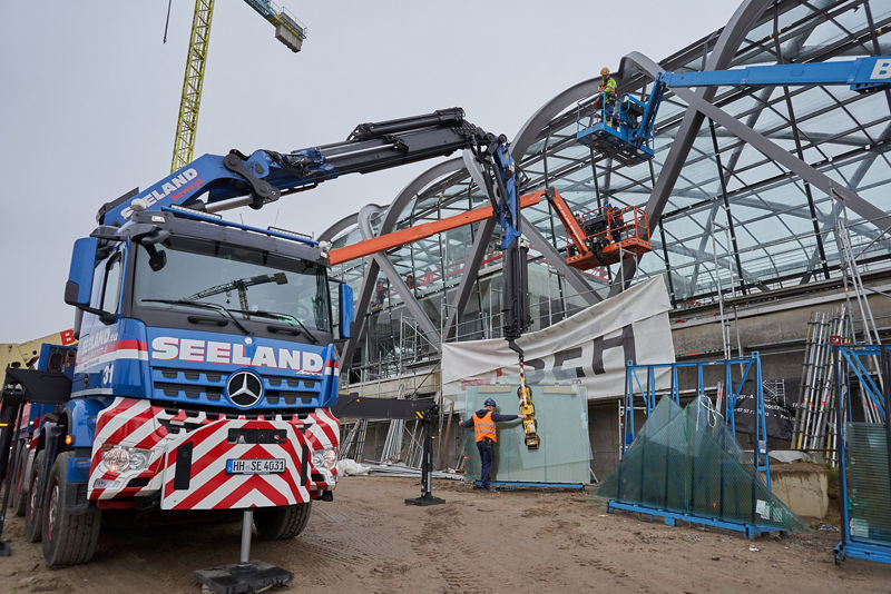 200 Glaselemente mit Lkw Kran montiert