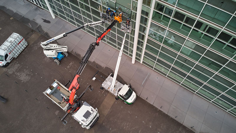 Glasmanipulator erweitert Einsatzspektrum von PALFINGER Ladekran 