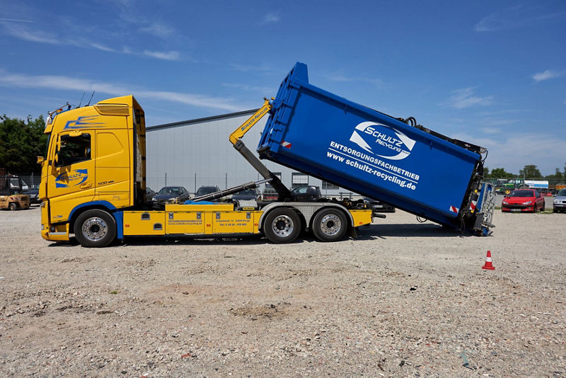 A SPECIAL EQUIPMENT TRUCK FOR A RECYCLING COMPANY