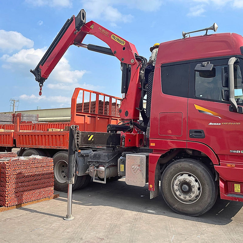 Xe gắn cẩu gập Palfinger tại kho bãi xây dựng.png