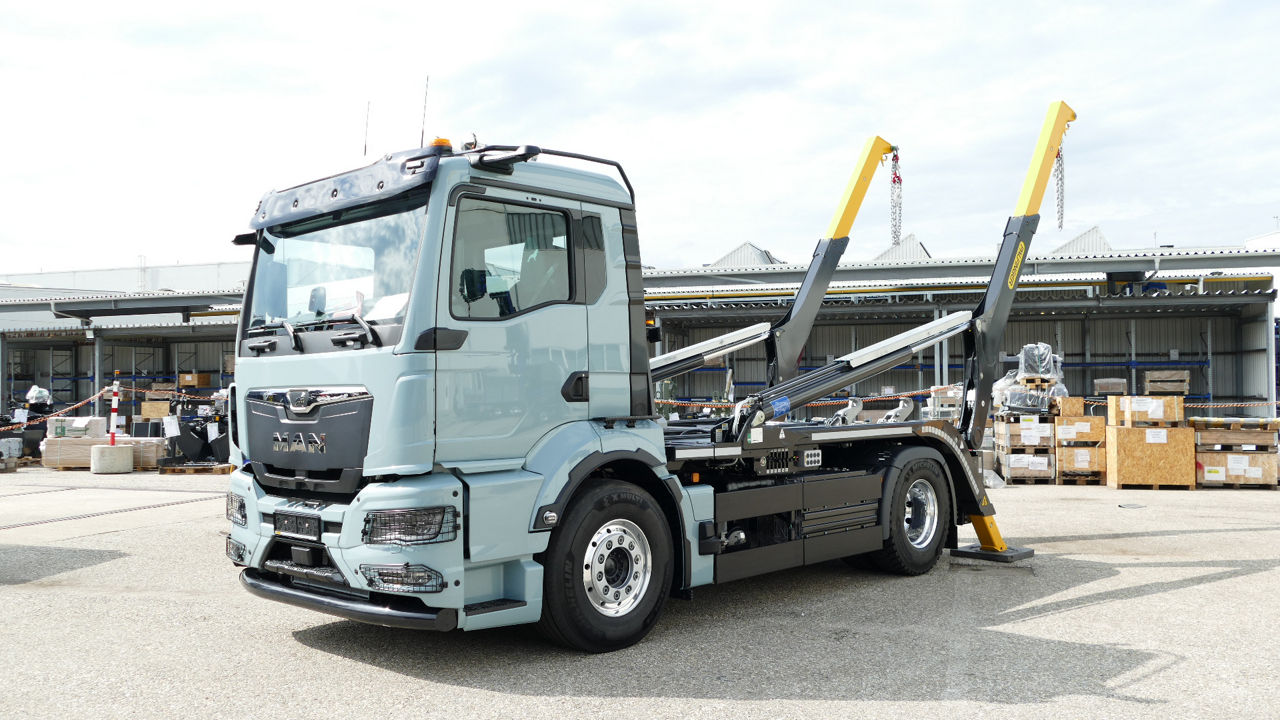 Werksmontage Abrollkipper