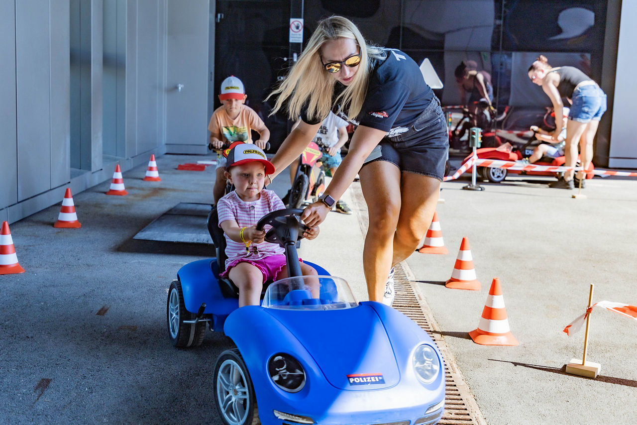 Kinderkrebshilfe Sportwagenausfahrt am Gelände der Firma Palfinger Bergheim Foto: Franz Neumayr 27.06.2026