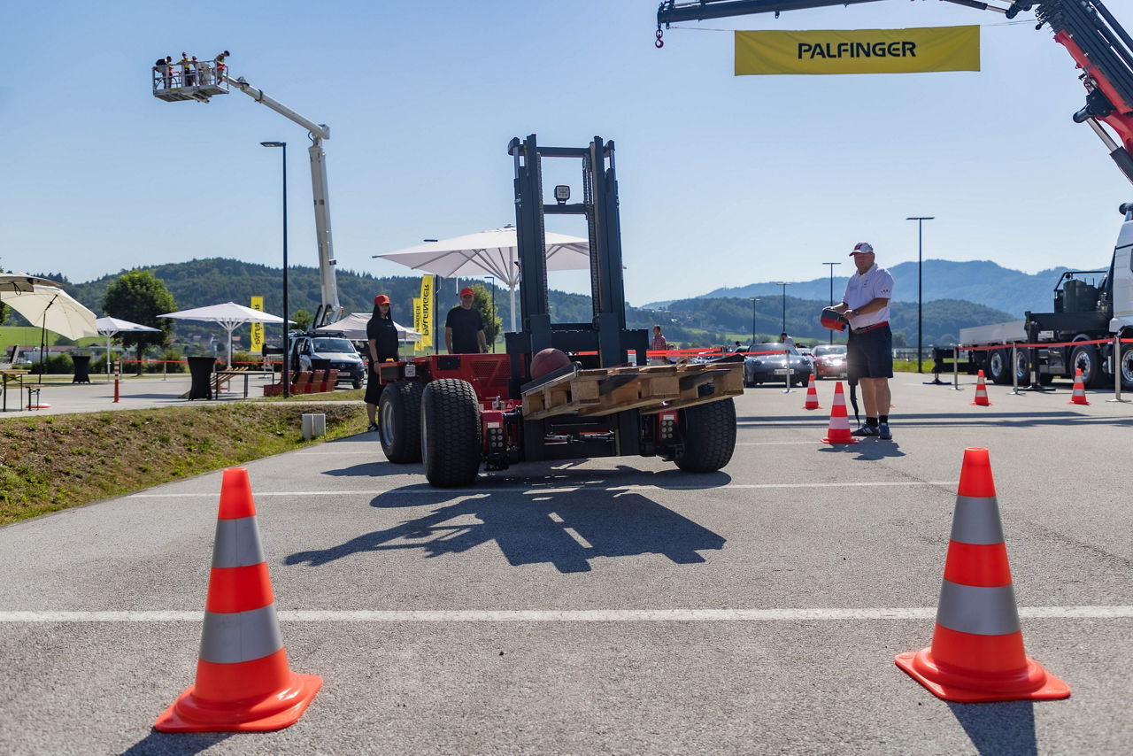Kinderkrebshilfe Sportwagenausfahrt am Gelände der Firma Palfinger Bergheim Foto: Franz Neumayr 27.06.2026