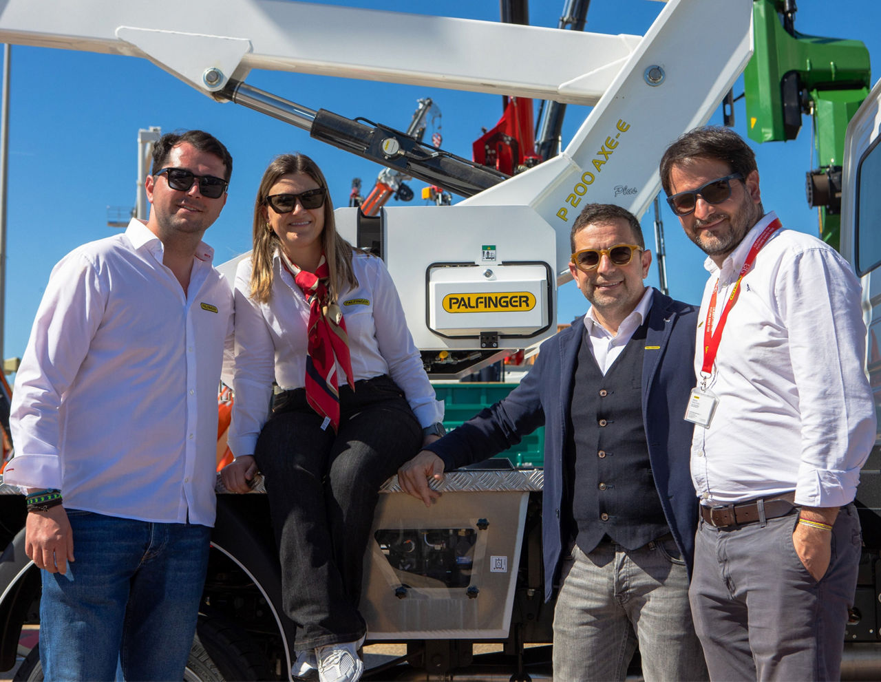Manuel Pérez, Head of Sales New Business & Other Product con el equipo de ventas de PALFINGER IBÉRICA en SMOPYC