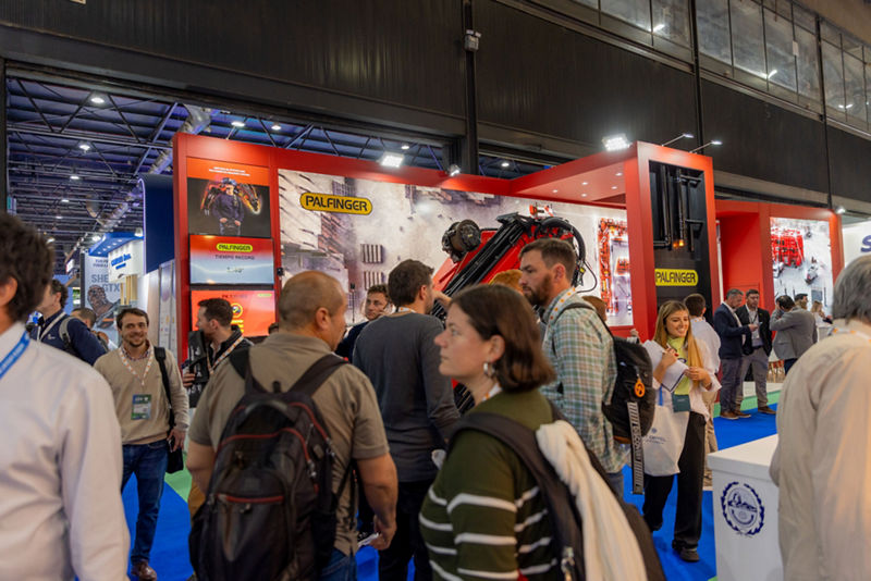 PALFINGER e HIDROGRUBERT marcan presencia en AOG 2025 con la PK 61502 para Oil & Gas