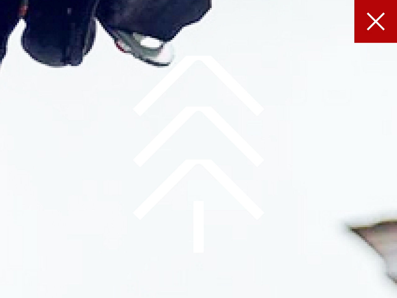 Pfeilsymbol auf hellem Hintergrund mit unzureichendem Kontrast, was die Lesbarkeit beeinträchtigt