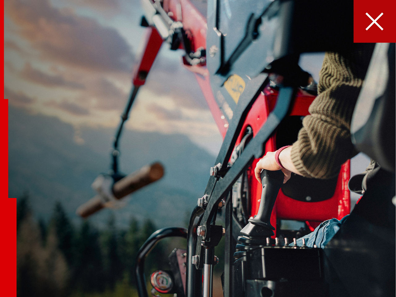 Ein Beispiel für ein Layout, bei dem die Bilder mit einer roten Uplifting Line auf der linken Seite ausgerichtet sind, um die Richtung der Marke und den visuellen Fluss zu verstärken. Die rote Uplifting Line wird kontinuierlich als starker, richtungsweisender Akzent eingesetzt, ohne dabei die Richtung zu ändern.