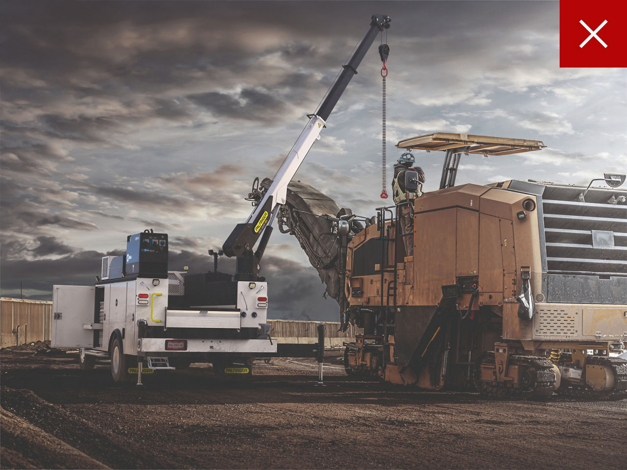 Industrielle Hebeszene mit schweren Maschinen unter einem dunklen, übermäßig bearbeiteten Himmel, als falsch markiert, weil übermäßige Farbkorrekturen den Realismus und die Glaubwürdigkeit mindern.