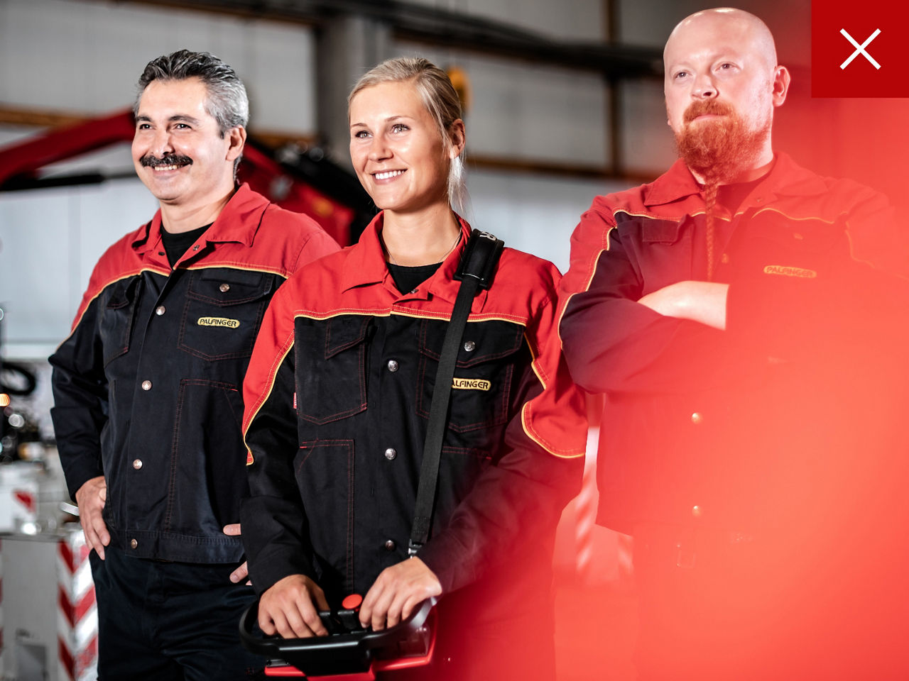 Eine Gruppe von Arbeitern in gebrandeten Uniformen, als falsch markiert, aufgrund von übermäßig künstlichen Overlays in Farbe, die Authentizität und visuelle Einheitlichkeit beeinträchtigen.