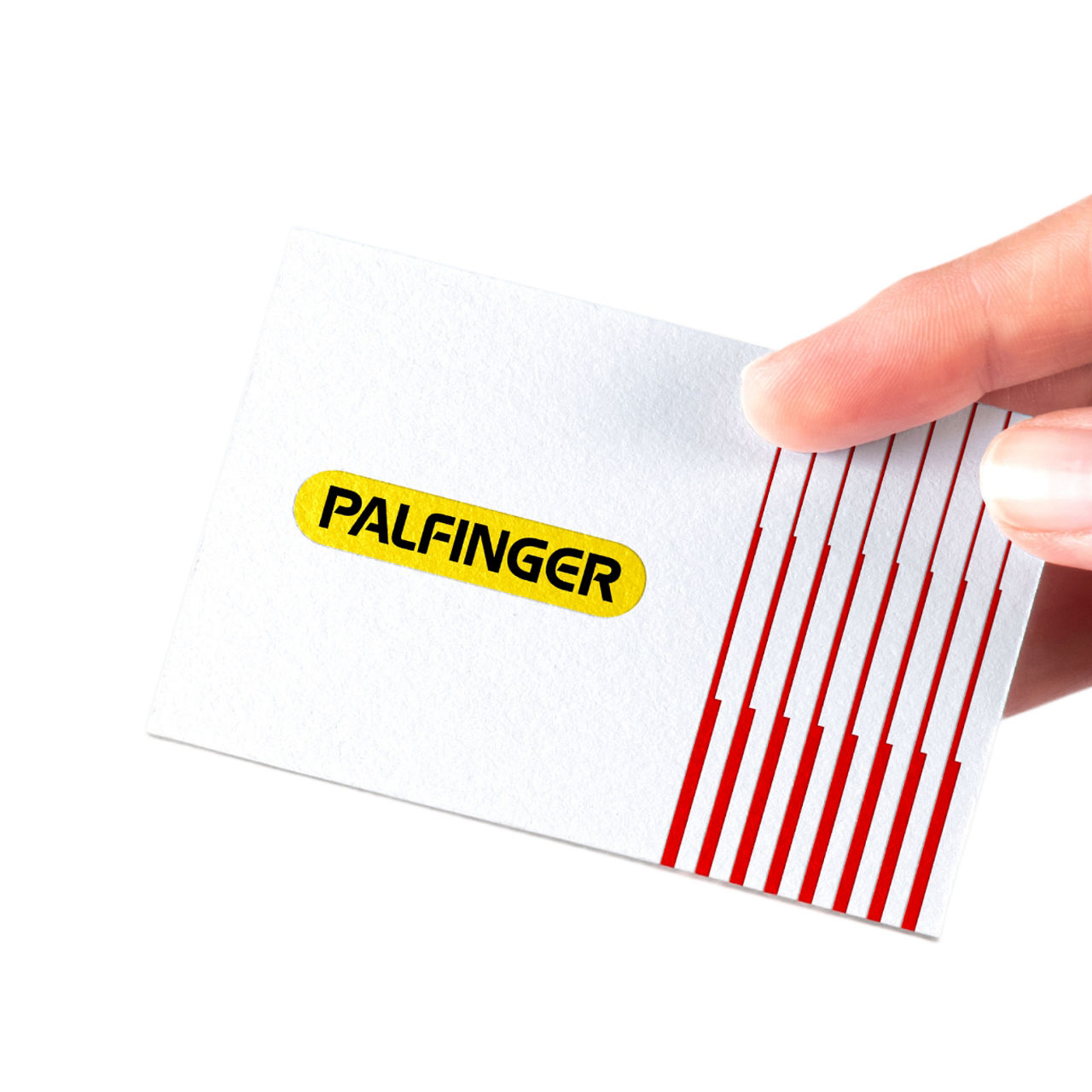 Nahaufnahme einer Hand, die eine weiße Visitenkarte von PALFINGER mit dem gelben PALFINGER-Logo und dem roten vertikalen Linienmuster entlang der rechten Kante hält.