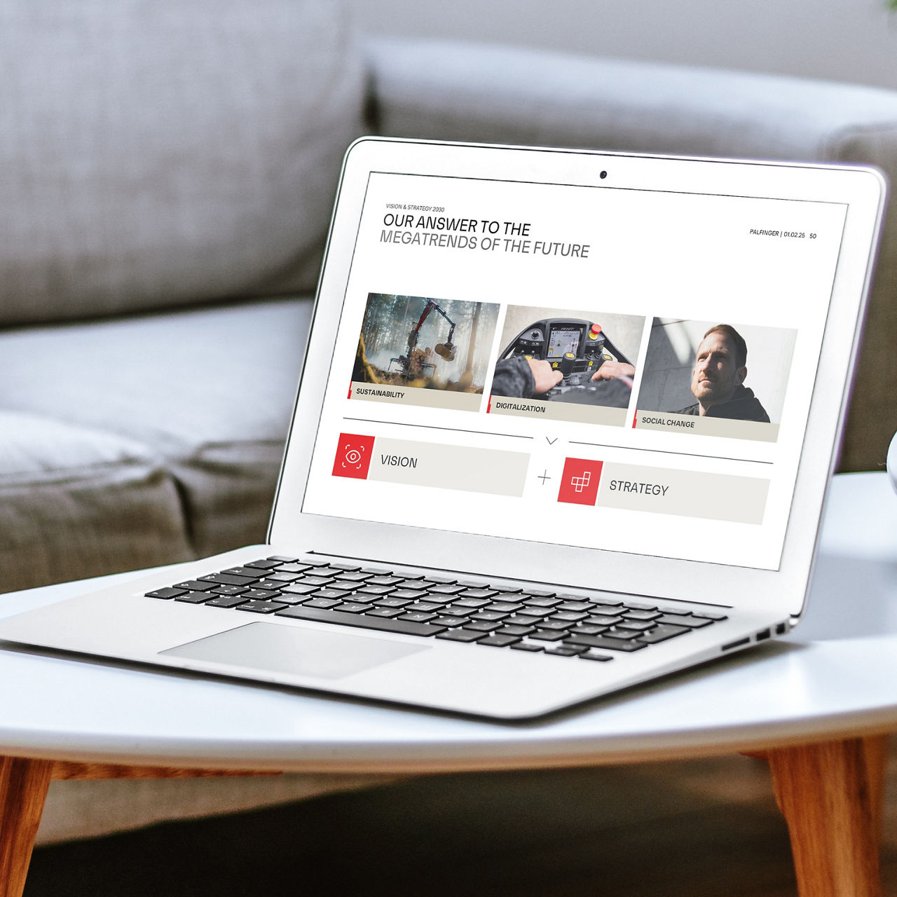 Offener Laptop auf einem kleinen Tisch mit einer PALFINGER-Präsentationsfolie mit dem Titel UNSERE ANTWORT AUF DIE MEGATRENDS DER ZUKUNFT mit Abschnitten zu Nachhaltigkeit, Digitalisierung und sozialem Wandel.