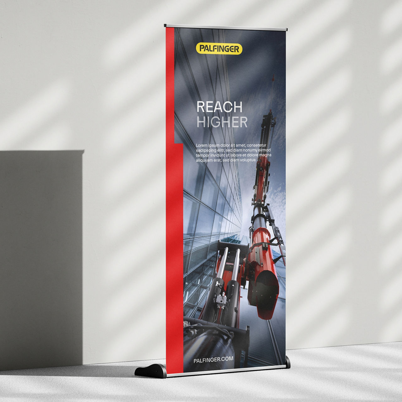 Freistehendes PALFINGER Roll-Up-Banner mit Bild eines Ladekrans und einer fetten Überschrift in einem modernen Innenraum.