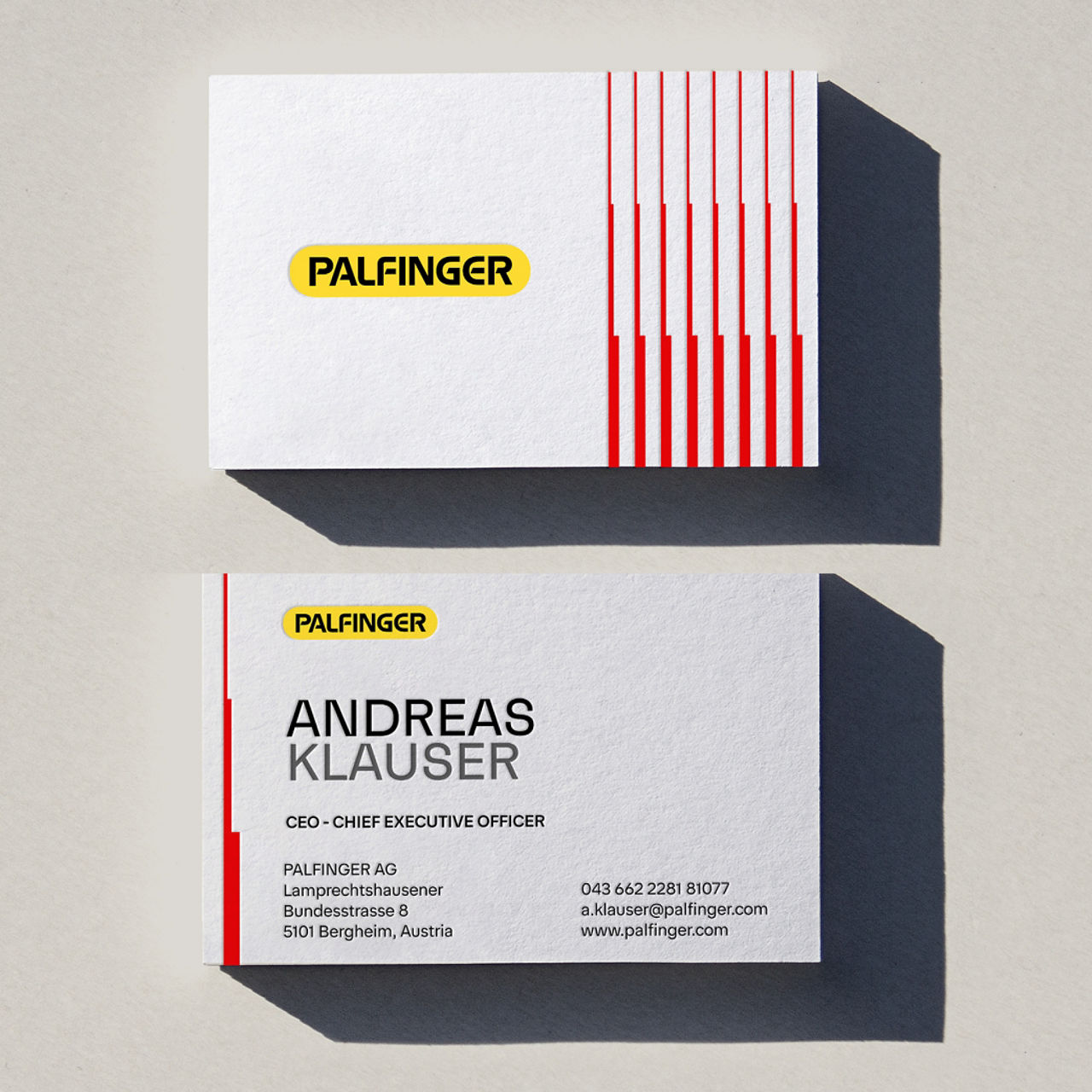 PALFINGER Visitenkarten mit Vorder- und Rückseite, dabei wird die Uplifting Line als vertikaler Akzent zur Strukturierung von Branding und Kontaktinformationen verwendet.
