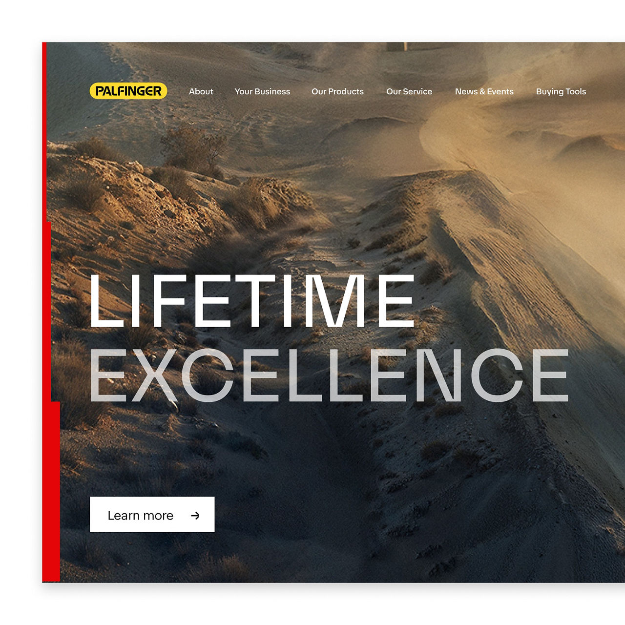 Website-Helden-Layout mit einer Wüstenlandschaft mit der Überschrift „Lifetime Excellence“, Navigationsmenü oben, PALFINGER-Logo, roter vertikaler Markenakzent und einer markanten Call-to-Action-Schaltfläche.