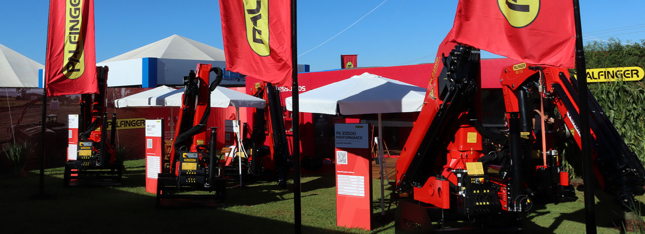 Visitantes da feira experimentando as novas e empolgantes ofertas da PALFINGER.