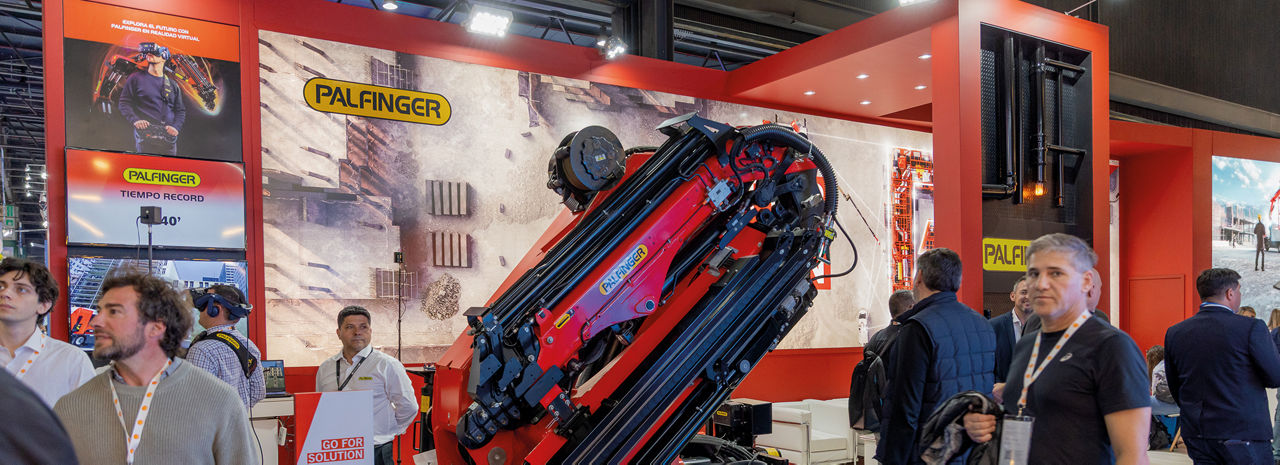 Visitantes de expositores experimentando las nuevas y emocionantes ofertas de PALFINGER en una feria comercial