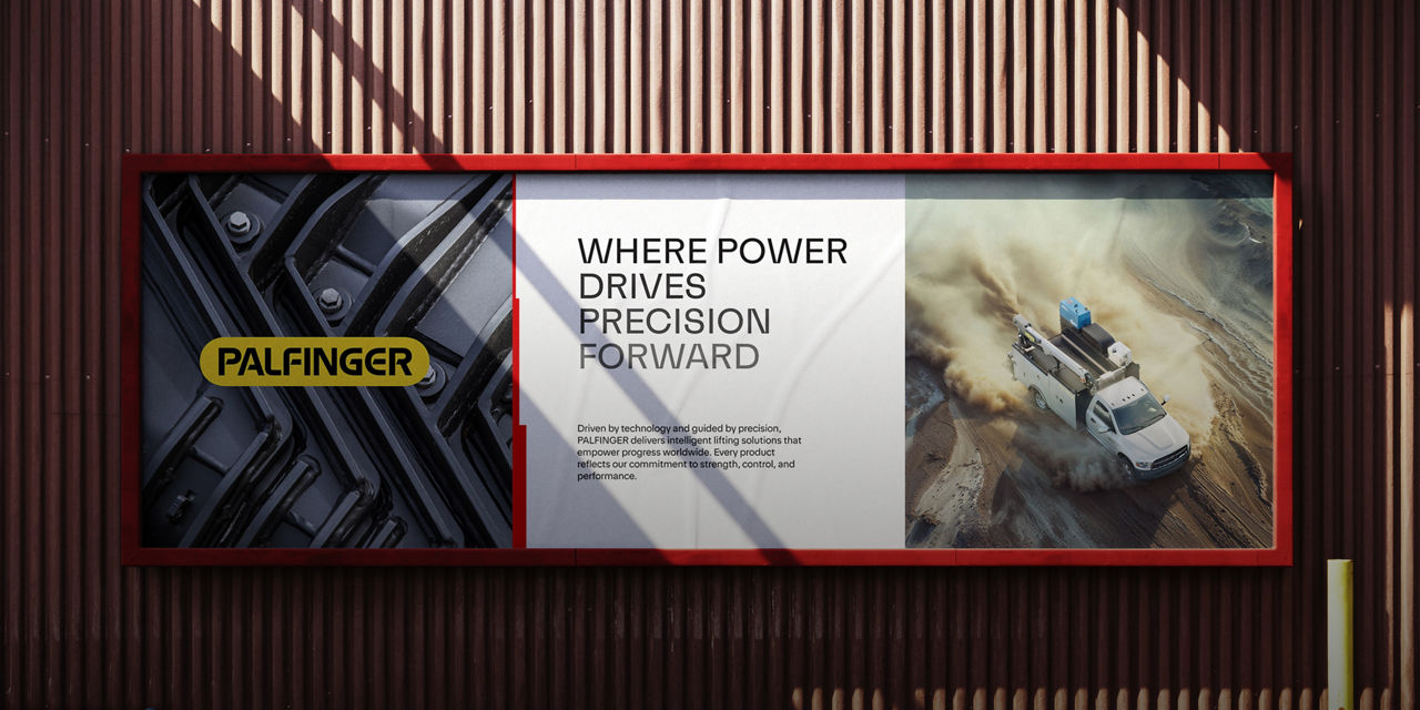Außenwerbetafel mit rotem Rahmen, die eine PALFINGER-Werbung zeigt. Die linke Seite zeigt eine Nahaufnahme schwarzer mechanischer Komponenten mit dem gelben Palfinger-Logo. Auf der rechten Seite fährt ein weißer LKW durch eine staubige Baustelle. Der Text in der Mitte lautet: „WO LEISTUNG PRÄZISION VORANTREIBT“, gefolgt von einem kurzen Abschnitt über die technischen und leistungsbezogenen Lösungen von Palfinger.