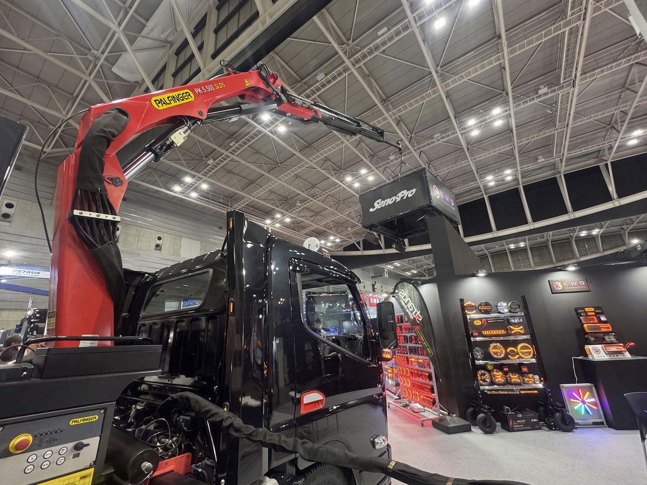 exhibiting-pk5501-sld5-at-the-japan-truck-show