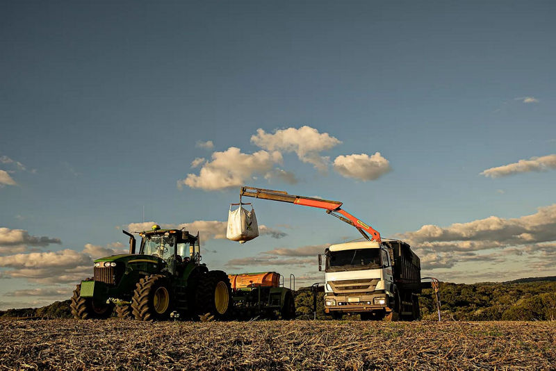 Movimentação de insumos agrícolas: como otimizar a produção