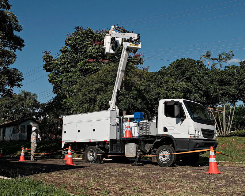 caminhão com guindaste realizando manutenção de iluminação pública