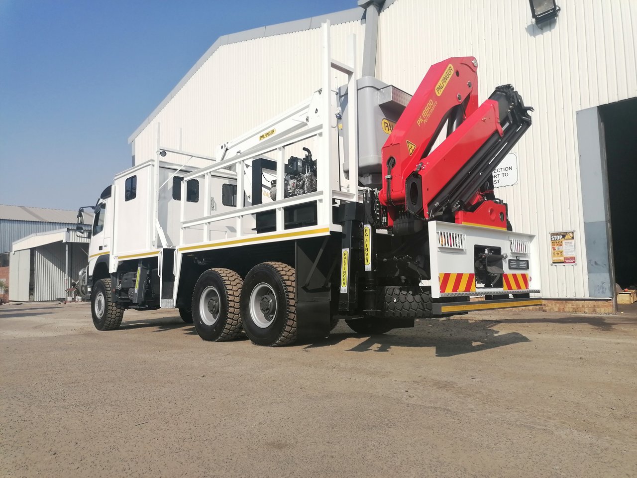 p240-aerial-platform-and-pk18500-loader-crane3.jpg
