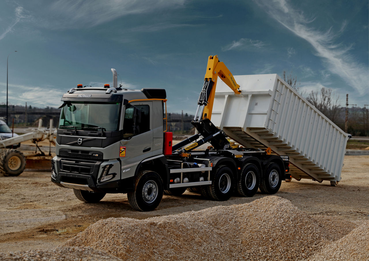 Abrollkipper mit Container von PALFINGER