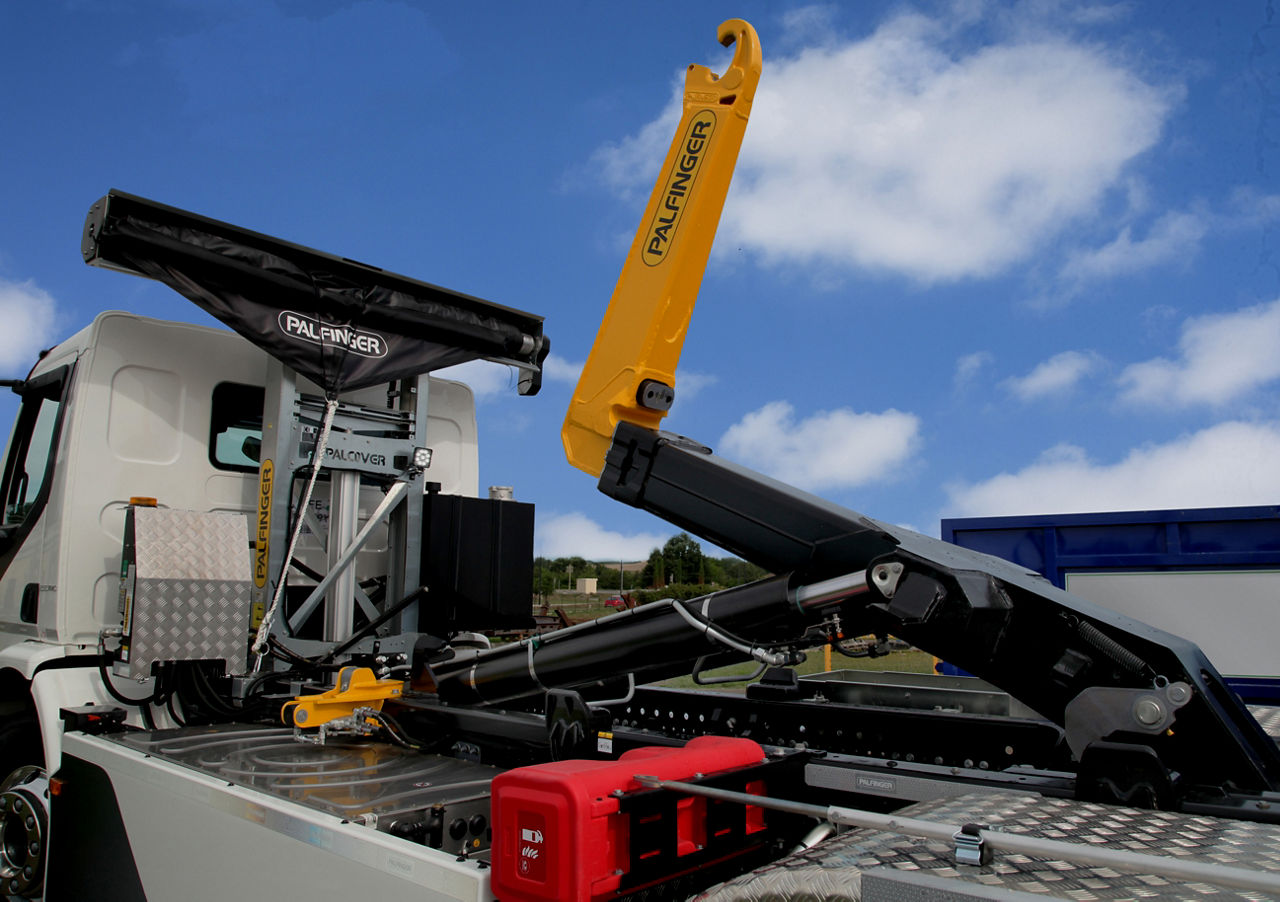 TEC-Abrollkipper von PALFINGER mit Nahaufnahme des Hydraulikmechanismus