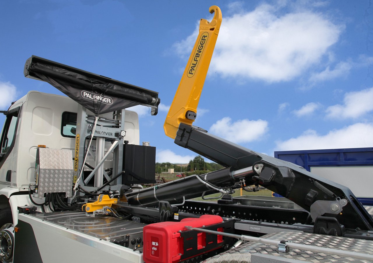 palfinger-hooklift-telescopic-pht20-volvo-etruck-rearview.JPG