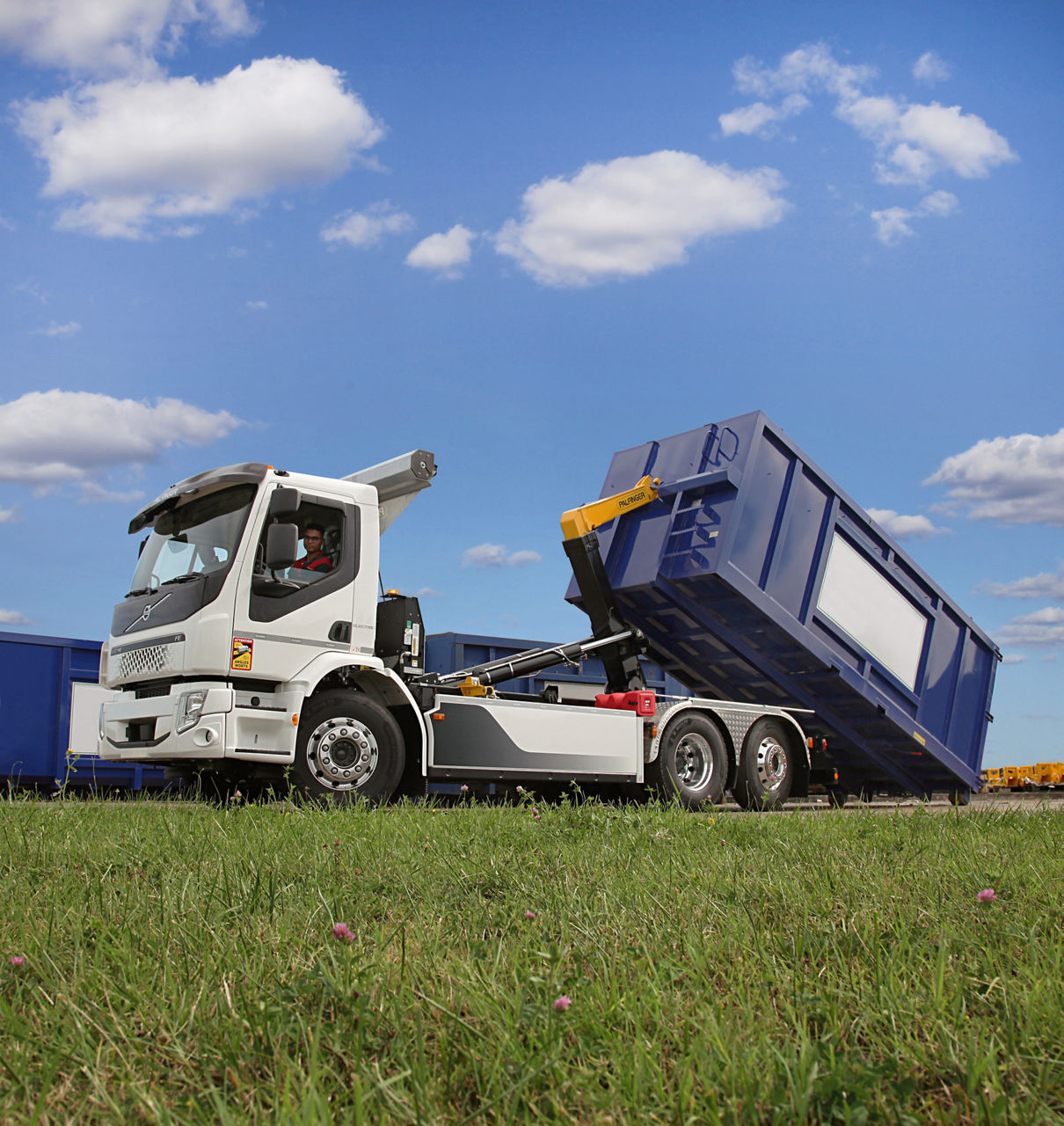 palfinger-hooklift-telescopic-pht20-volvo-etruck-sideview.jpg