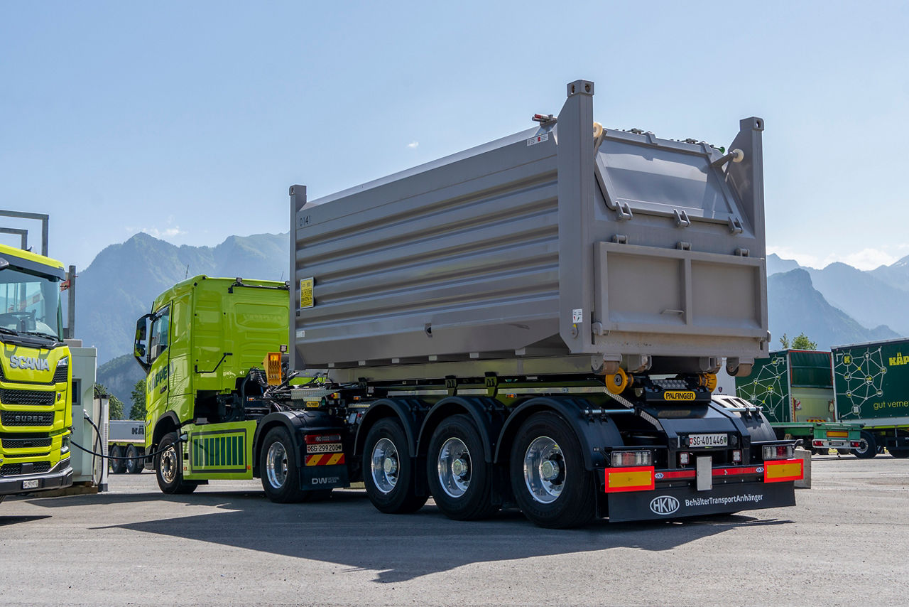 palfinger-ht30-hookloader-on-semi-trailer.jpg