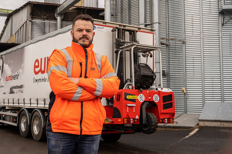 PALFINGER: Truck-mounted forklift simplifies narrow access to farms