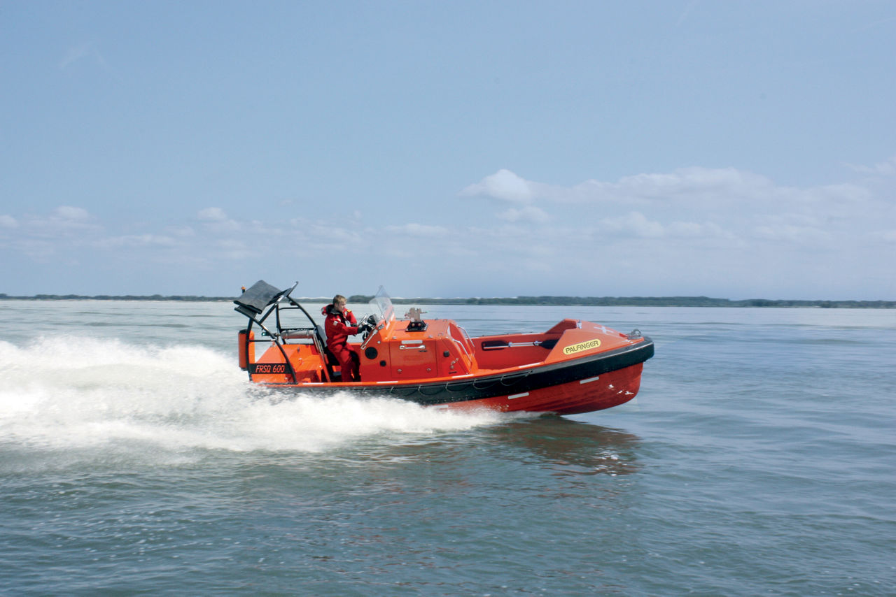 Fast rescue boat
