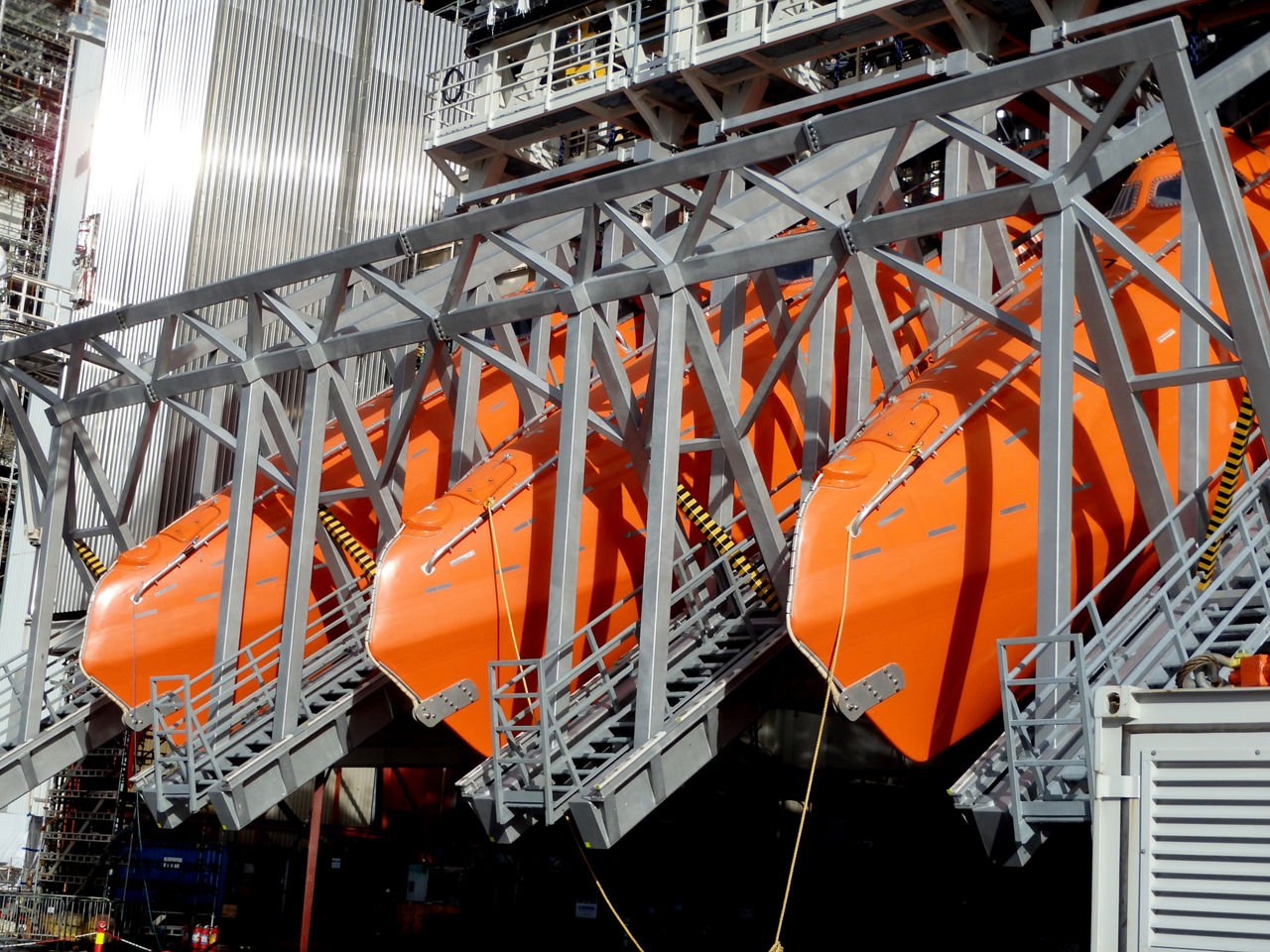 Free-fall lifeboat davit