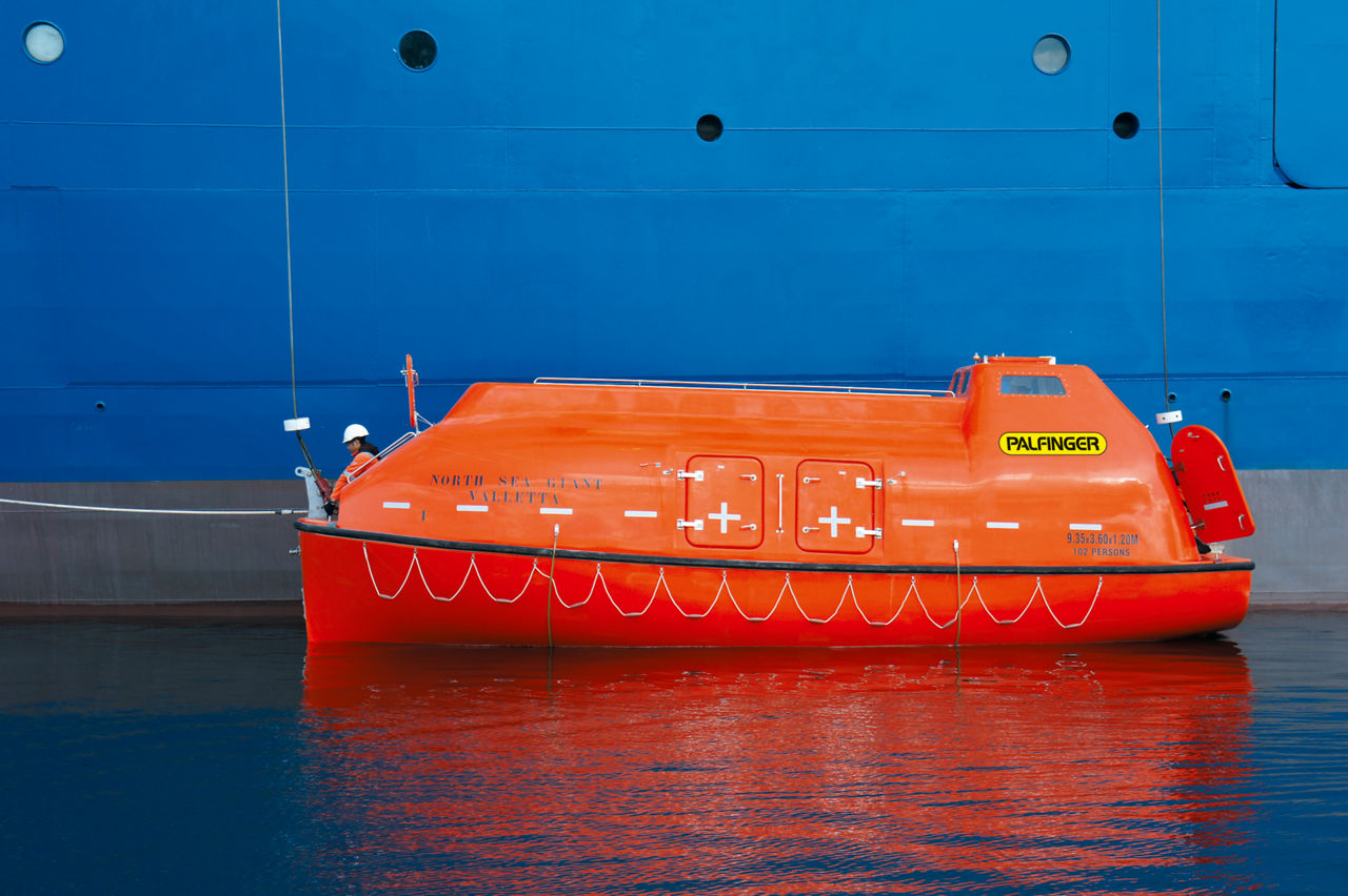 Totally enclosed lifeboat