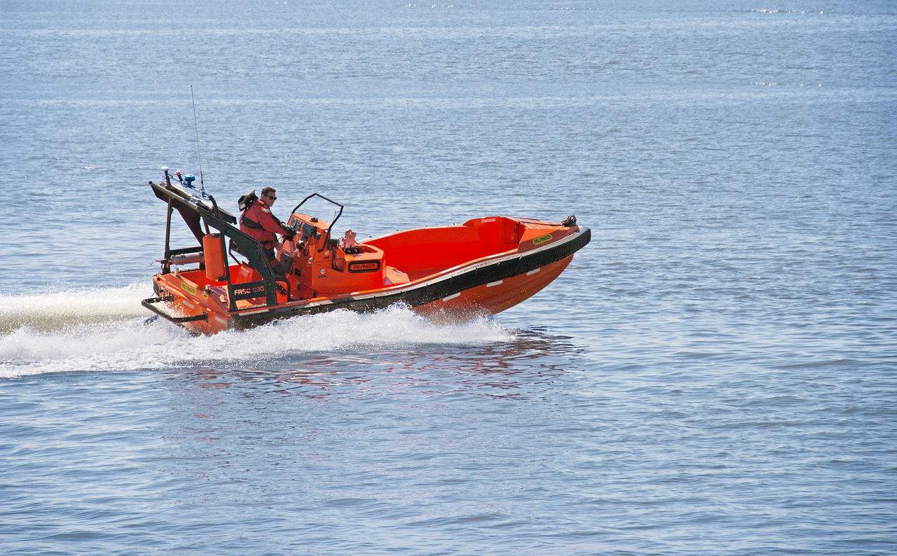 Fast rescue boat