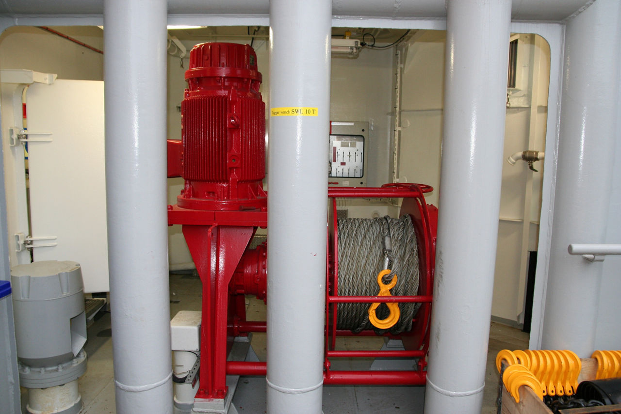 Tugger winch